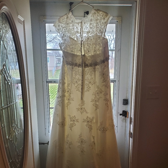 Wedding dress - Picture 3 of 5